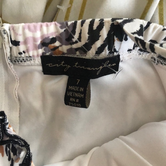 Patterned Dress - Picture 3 of 3